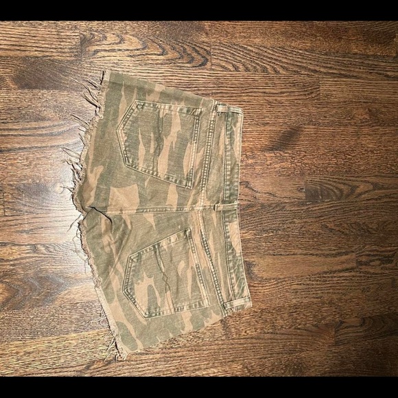 super cute LUCKY cut of denim shorts! great condition no signs of wear:) - Picture 3 of 3